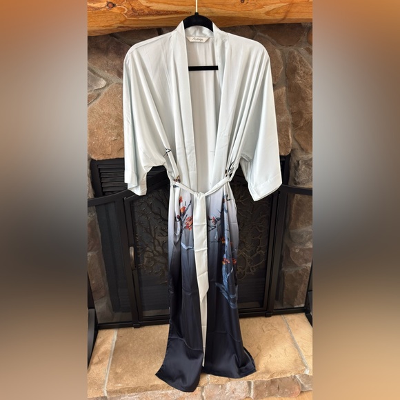 Elegant Women's Satin Kimono Robe - White and Black - Picture 7 of 9